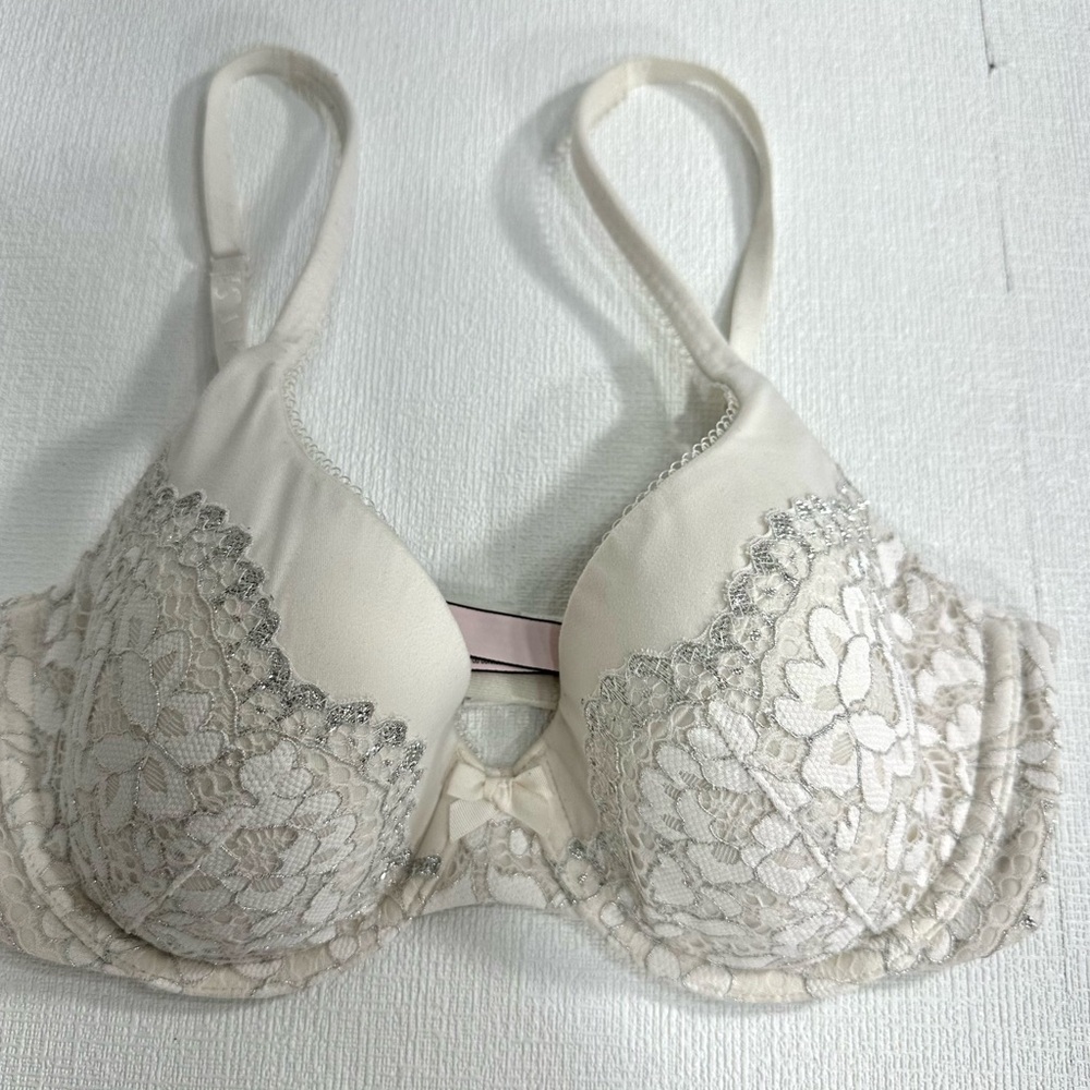 Victoria’s Secret body by Victoria lined perfect white silver bra size 32D